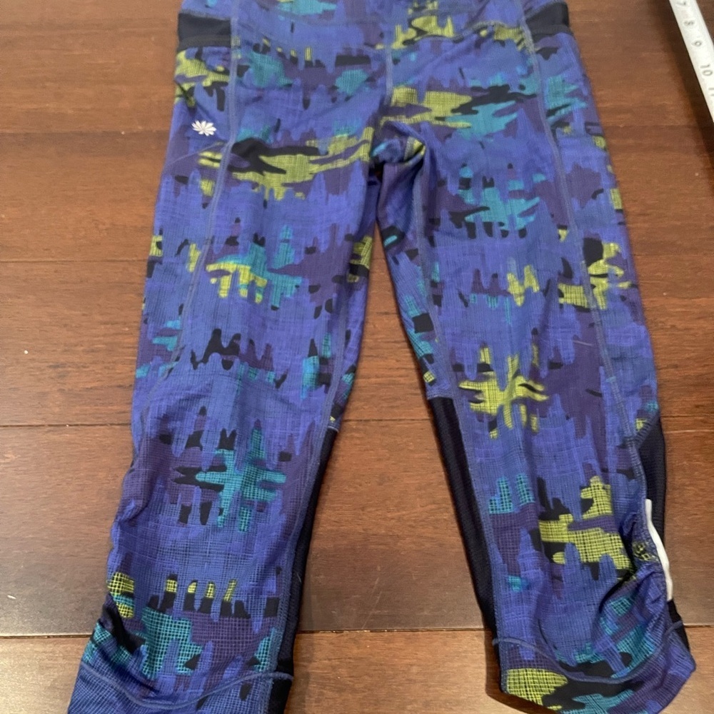 guc athleta Camouflage cropped Leggings - Blue Green xs be free